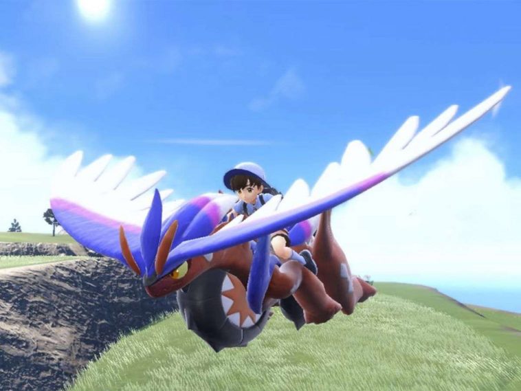 screenshot di pokemon scarlatto e violetto con personaggio che cavalca koraidon in volo