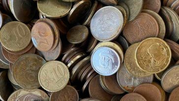 Monetine di pochi centesimi accatastate
