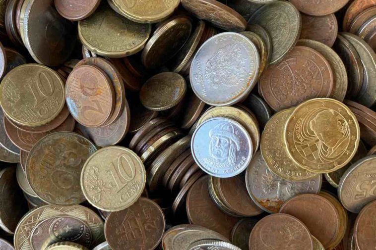 Monetine di pochi centesimi accatastate