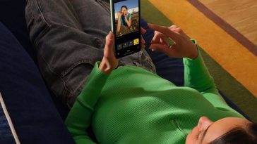 persona stesa sul divano che sta utilizzando il Redmi Note 14