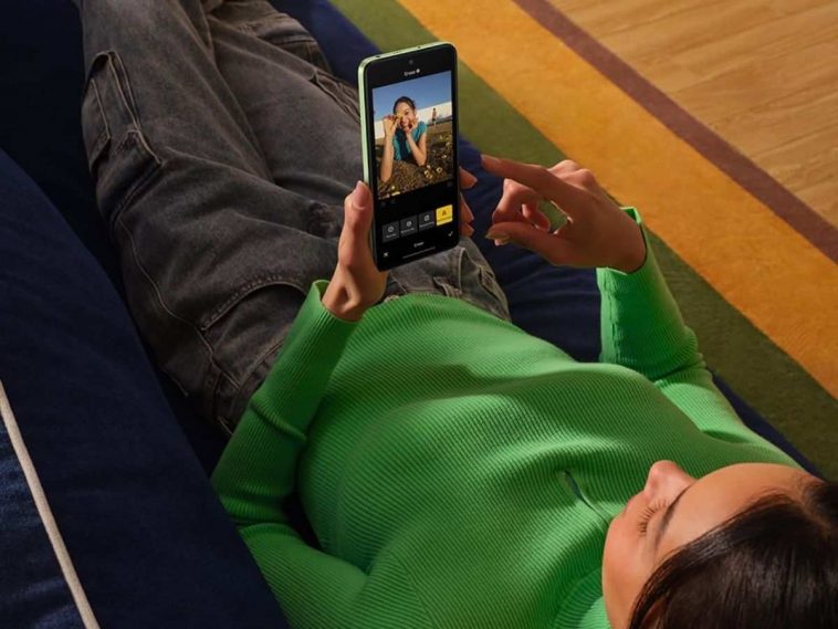 persona stesa sul divano che sta utilizzando il Redmi Note 14