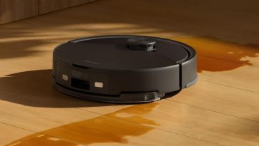 roborock robot aspirapolvere che asciuga una macchia sul pavimento