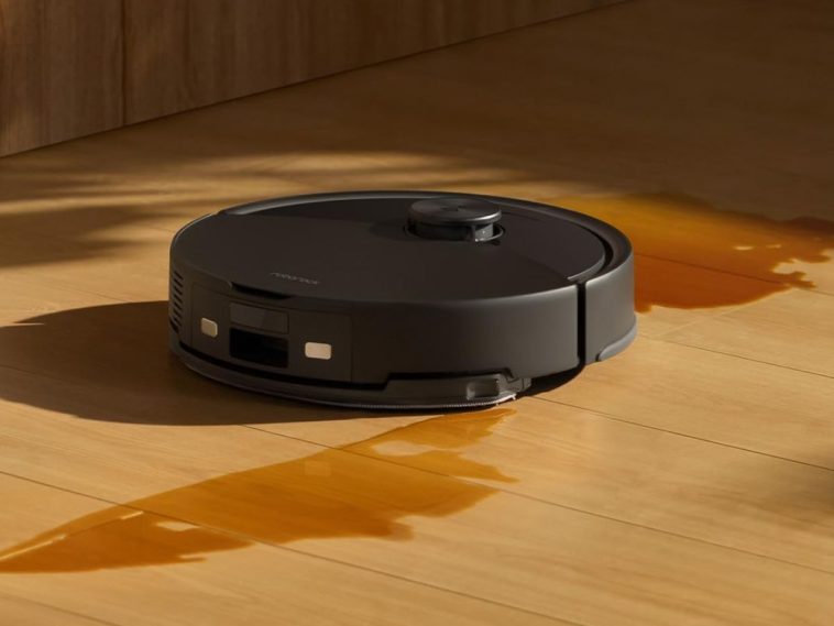 roborock robot aspirapolvere che asciuga una macchia sul pavimento