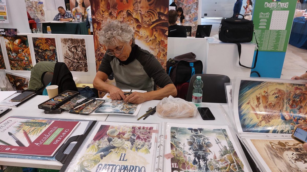 fumettista paolo mottura al lavoro a romics 2025