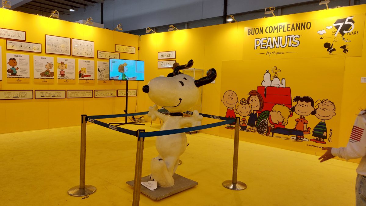 statua di snoopy in mostra peanuts romics 2025