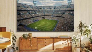 Samsung Smart TV 50' appesa a muro con partita di calcio, mobile parete attrezzata, salotto con piante