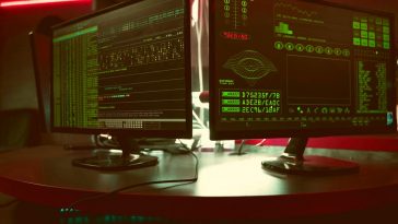 Due schermi di pc con dei codici informatici