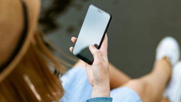 Ragazza con un cellulare in mano e schermo bloccato