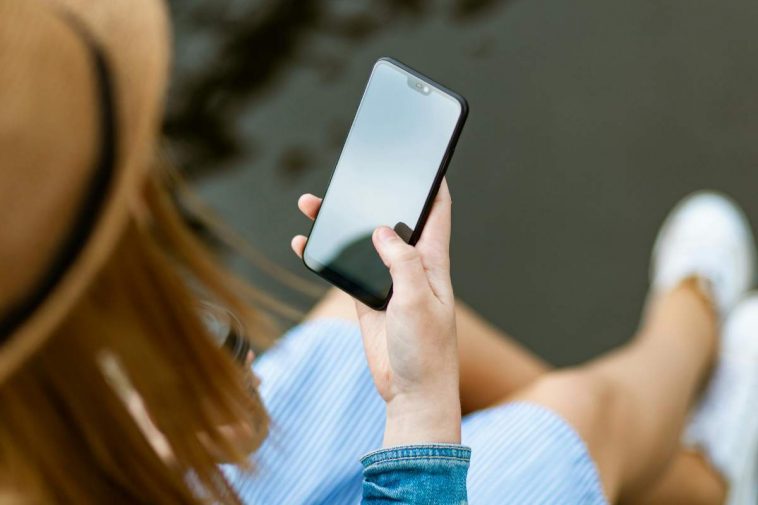 Ragazza con un cellulare in mano e schermo bloccato