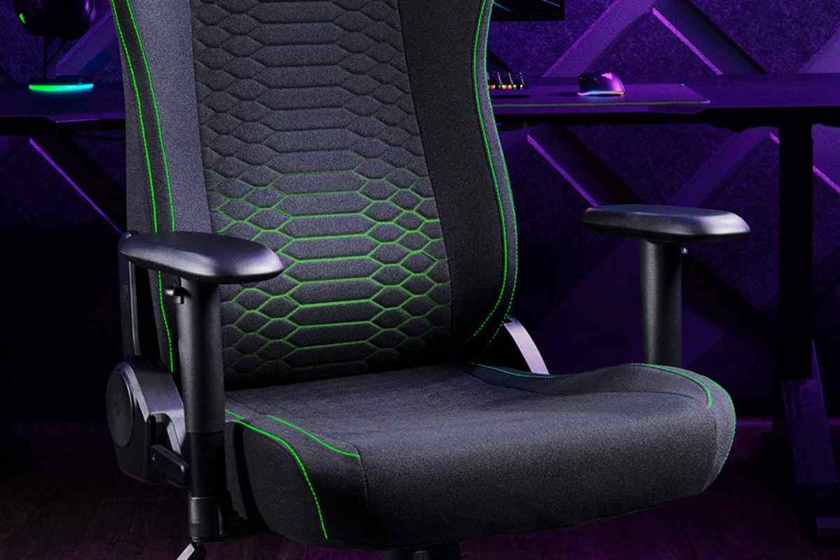 Razer Iskur V2 X in studio con scrivania e luce led viola, dettaglio sedile e braccioli