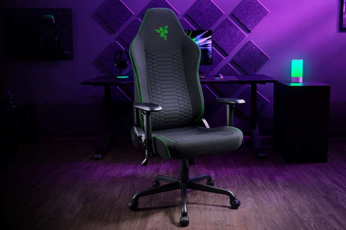 Razer Iskur V2 X in studio con scrivania e luce led viola
