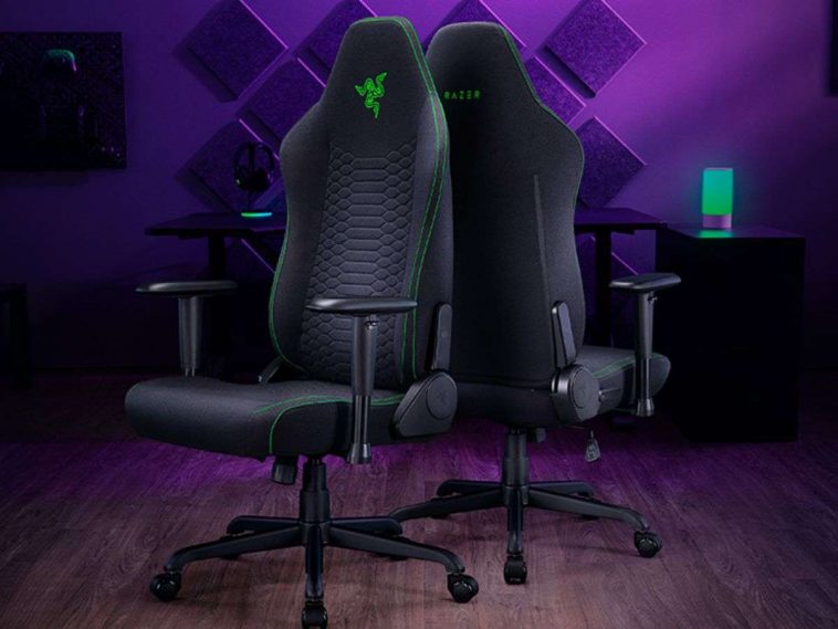 Razer Iskur V2 X in studio con scrivania e luce led viola fronte e retro