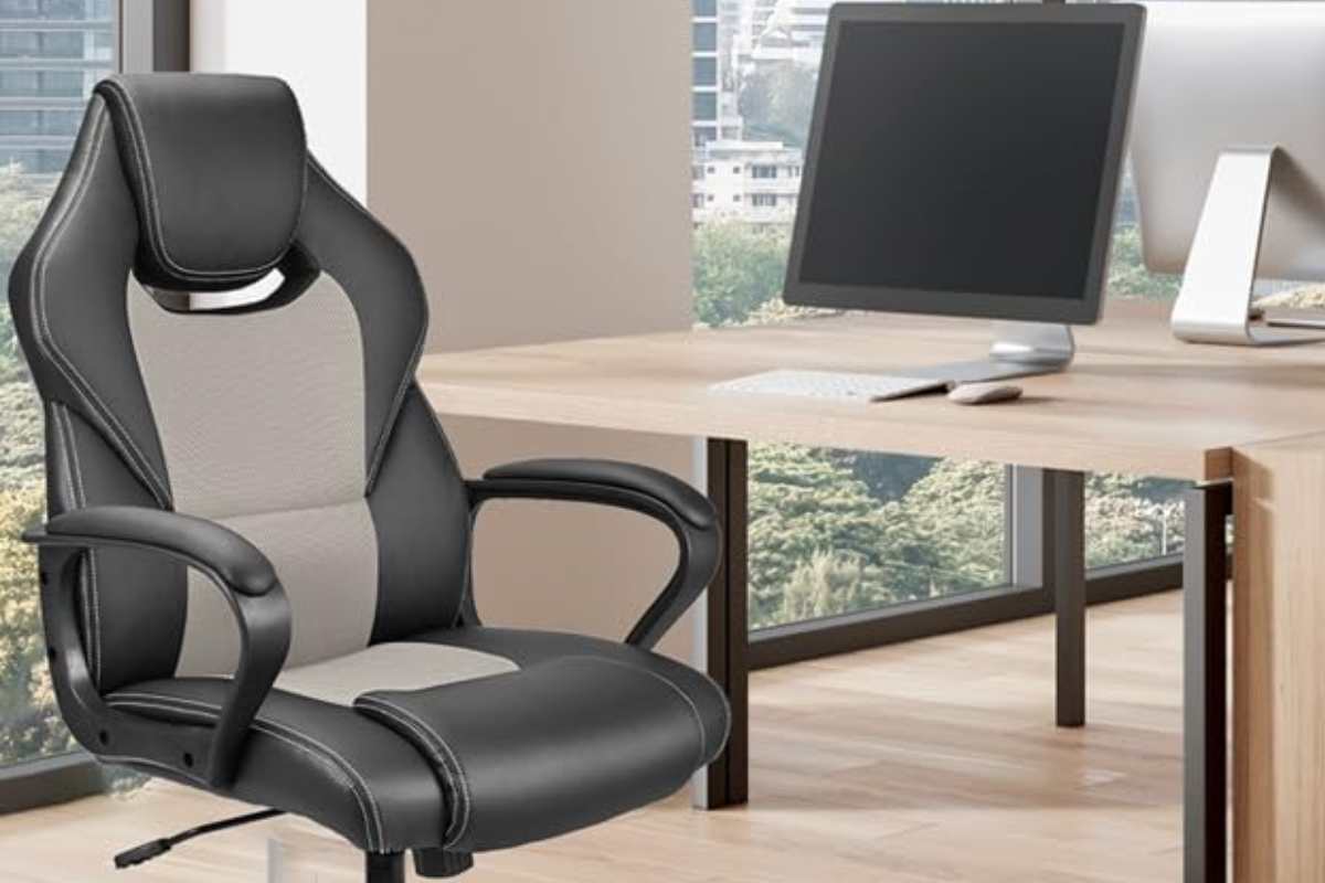 Una sedia Basetbl in pelle in un ufficio