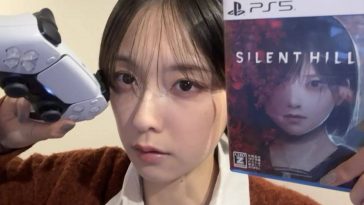 atrtrice giapponese Konatsu Kato con controller ps5 e gioco in custodia silent hill f