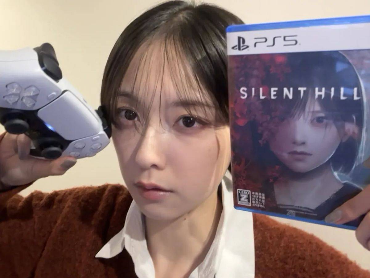 atrtrice giapponese Konatsu Kato con controller ps5 e gioco in custodia silent hill f