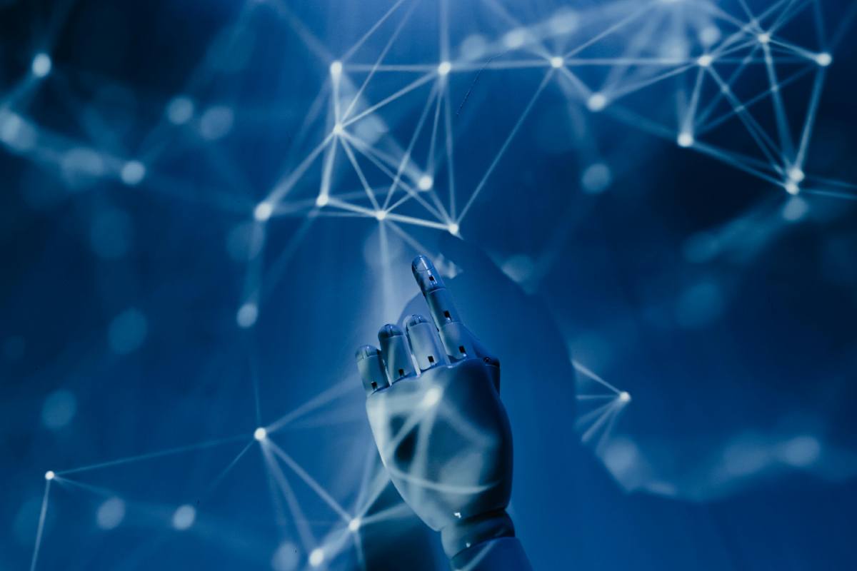 Una mano robotica tocca un grafo digitale