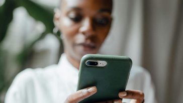 Una ragazza con in mano uno smartphone