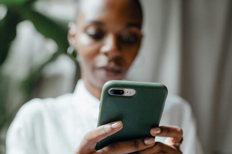 Una ragazza con in mano uno smartphone