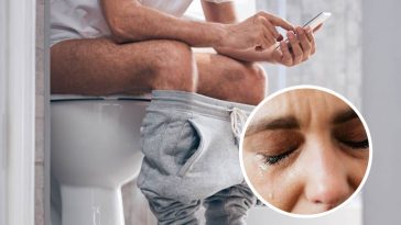 Uomo seduta in bagno che scrolla il telefono e, in evidenza, un volto in lacrime