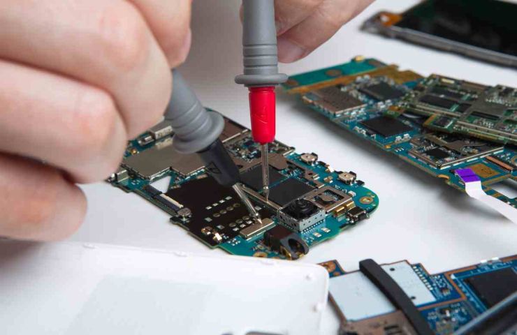 tecnico che aggiusta un telefonino