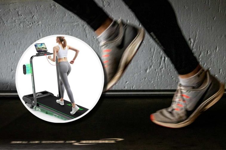 Delle scarpe su un tapis roulant e, in evidenza, il tappeto elettrico della FOUSAE