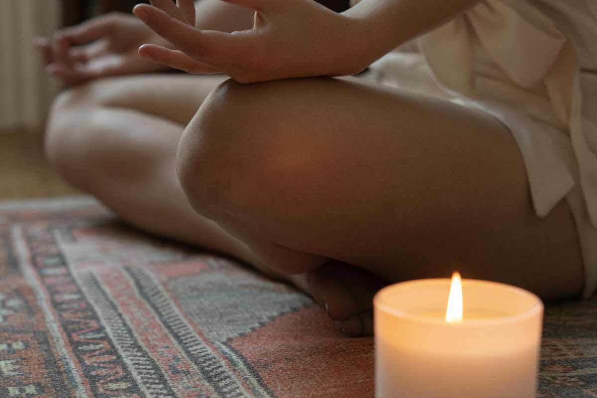 Una ragazza che fa yoga su un tappeto
