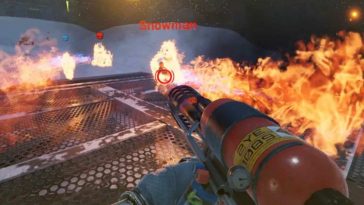 visione in prima persona, uomo spara con lancia fiamme