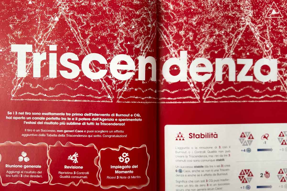 La pagina in cui è spiegata la Triscendenza.Tanti frame di piramidi su una paggina rosso cremisi