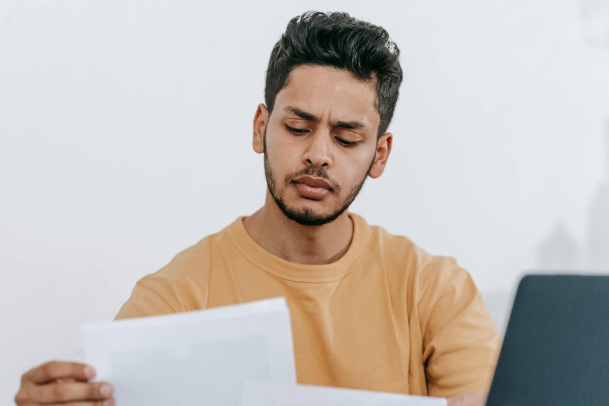 Un ragazzo che esamina dei fogli