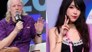 a sinistra dan clancy con capelli lunghi grigi e microfono, a destra Emiru ragazza con capelli neri che fa segno di vittori con le dita