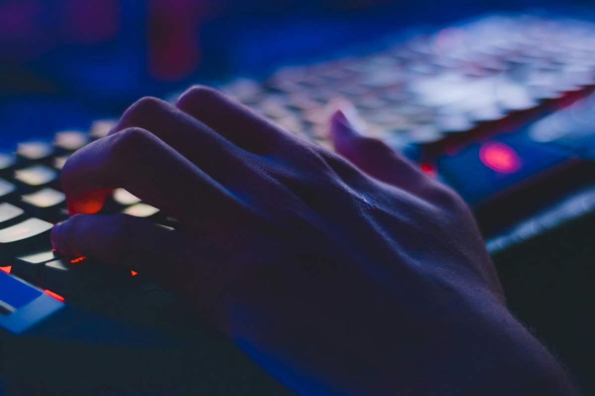 Una mano che digita su una tastiera