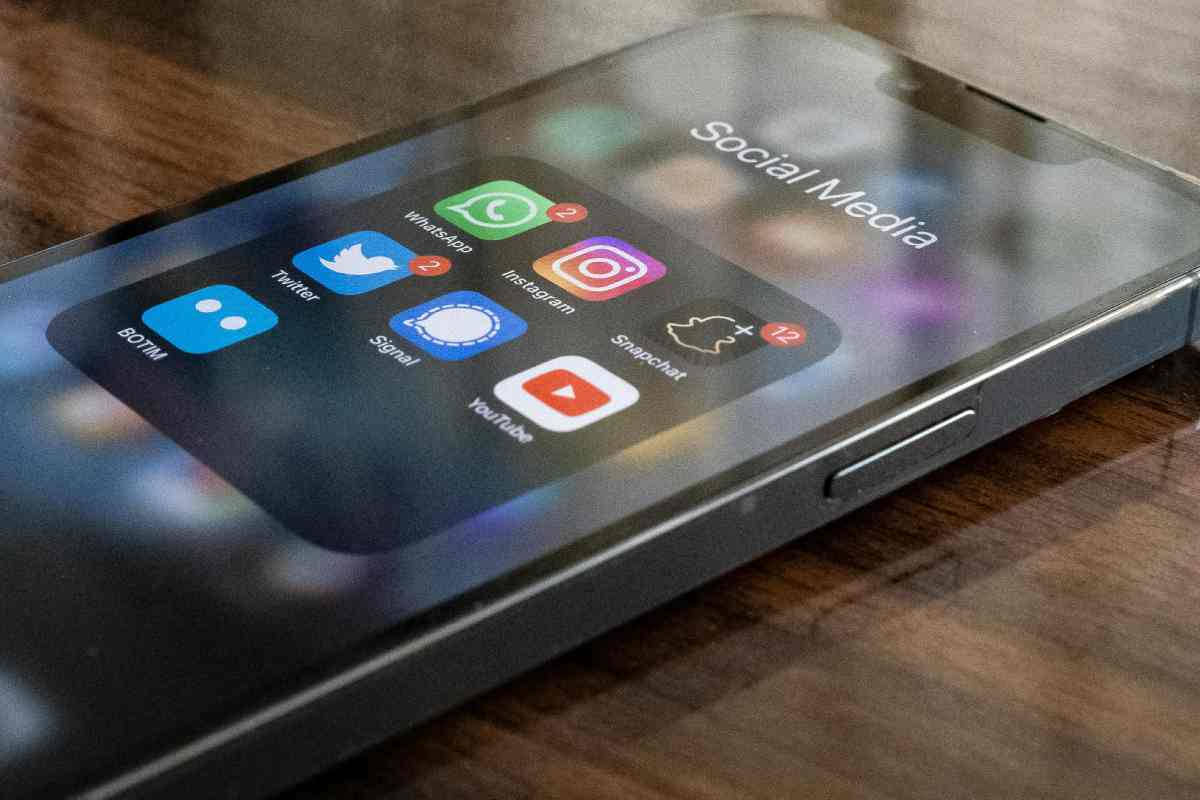 Un telefono con icone di varie app: WhatsApp,, Instagram, Twitter...