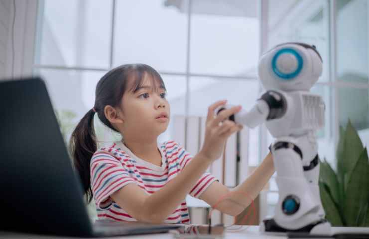 Bambina e robot