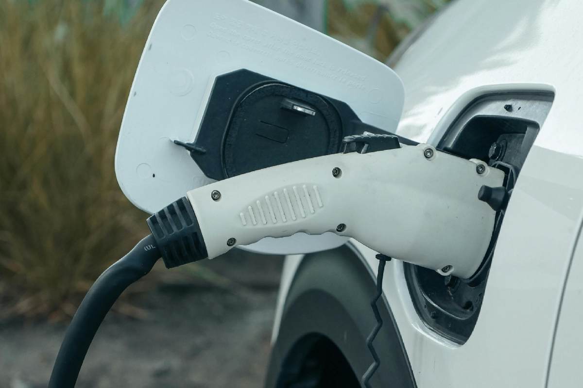 Un'auto elettrica in ricarica