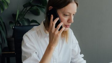 Una ragazza bionda al telefono