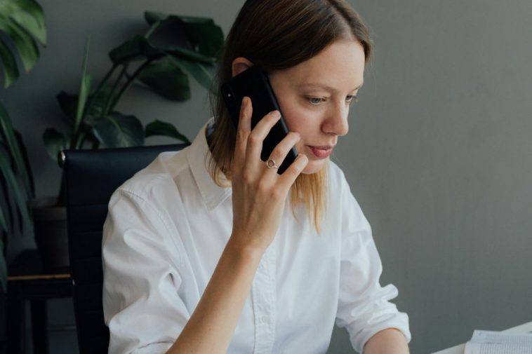Una ragazza bionda al telefono