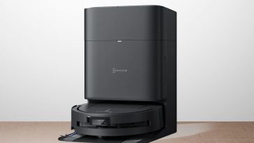 robot aspirapolvere Ecovacs Deebot T80 Omni all'interno di stazione di ricarica appoggiato a una parete