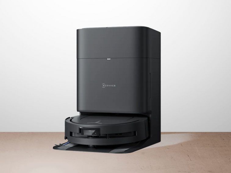 robot aspirapolvere Ecovacs Deebot T80 Omni all'interno di stazione di ricarica appoggiato a una parete