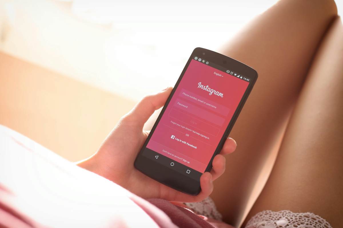 Una ragazza con un telefono che visita l'app Instagram