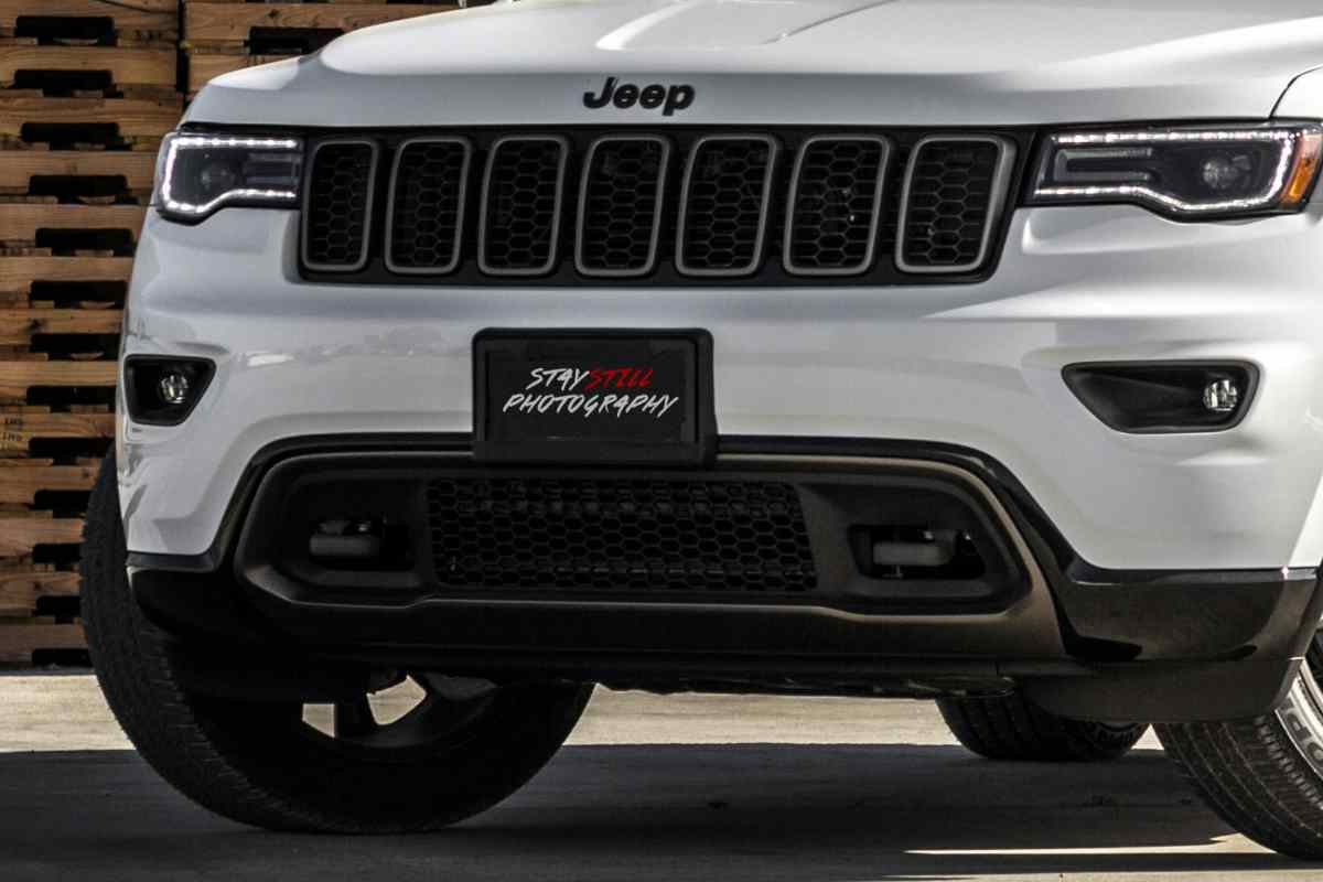 Il cofano anteriore di una Jeep bianca