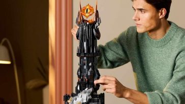 persona che sta costruendo il set LEGO Baradur signore degli anelli