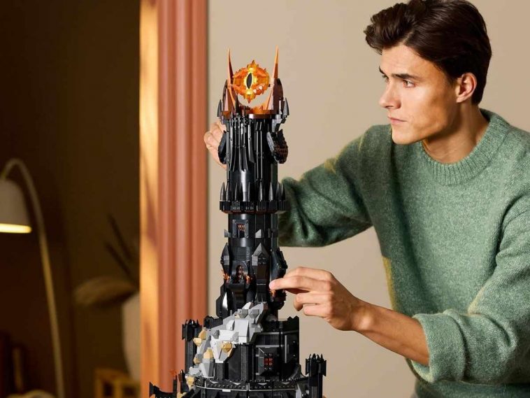 persona che sta costruendo il set LEGO Baradur signore degli anelli