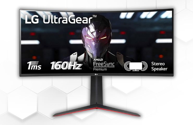 LG UltraGear 34" su sfondo bianco