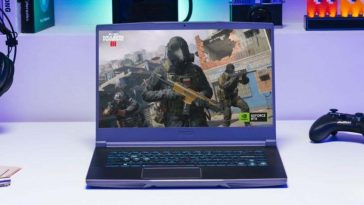 notebook MSI Thin 15 posizionato su una scrivania da gaming