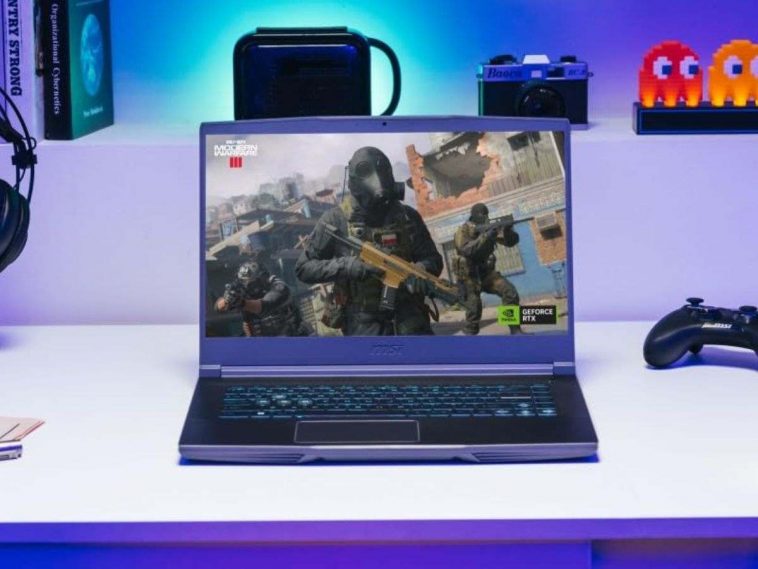 notebook MSI Thin 15 posizionato su una scrivania da gaming