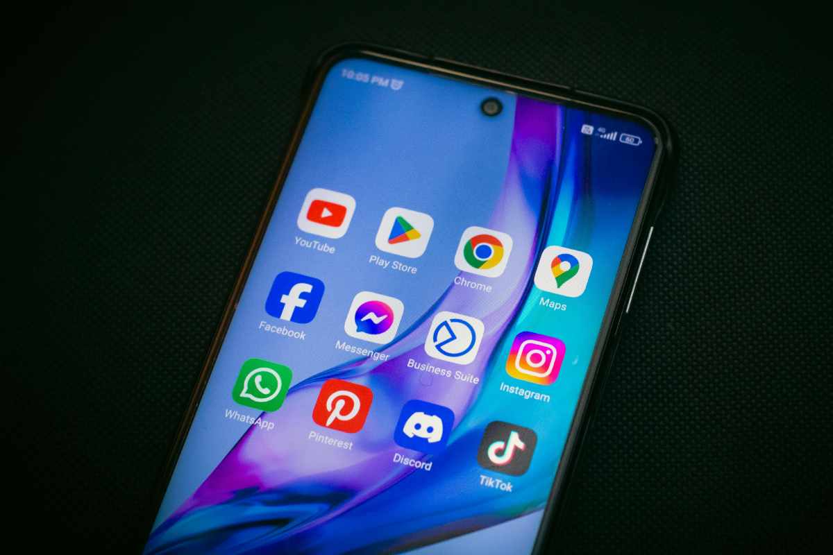 Una schermata di un telefono con varie app, tra cui YouTube e Play Store
