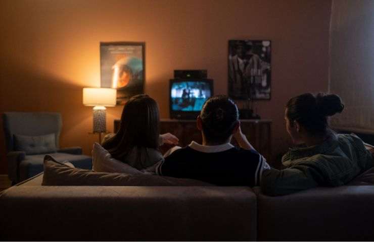 Famiglia guarda la TV