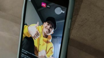 Un ragazzo che registra una storia su Instagram