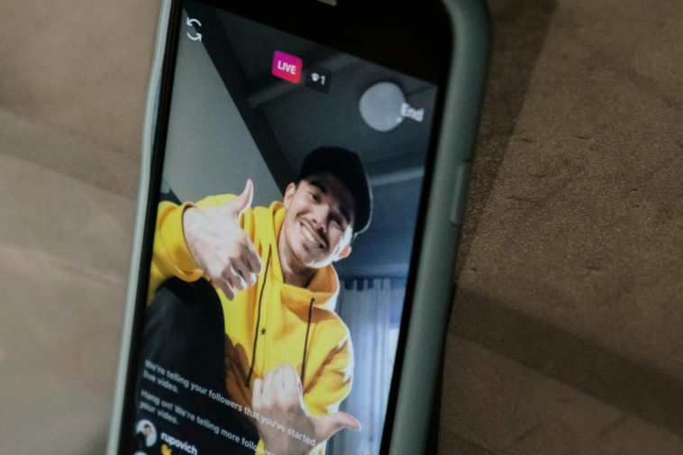 Un ragazzo che registra una storia su Instagram