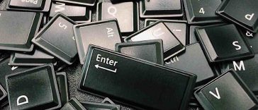 Tasti staccati e ammucchiati di una tastiera